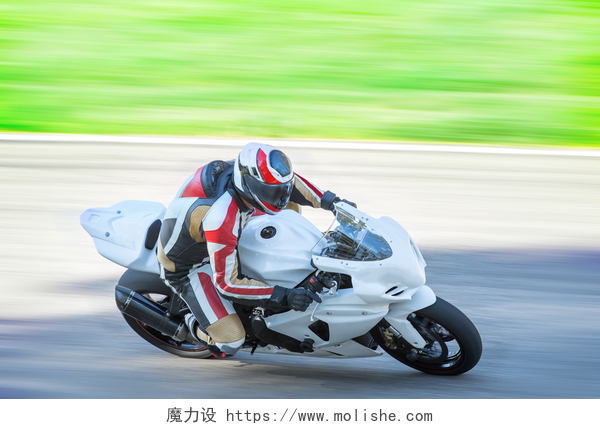动感的赛车手在马路上飞奔动态摩托车赛车